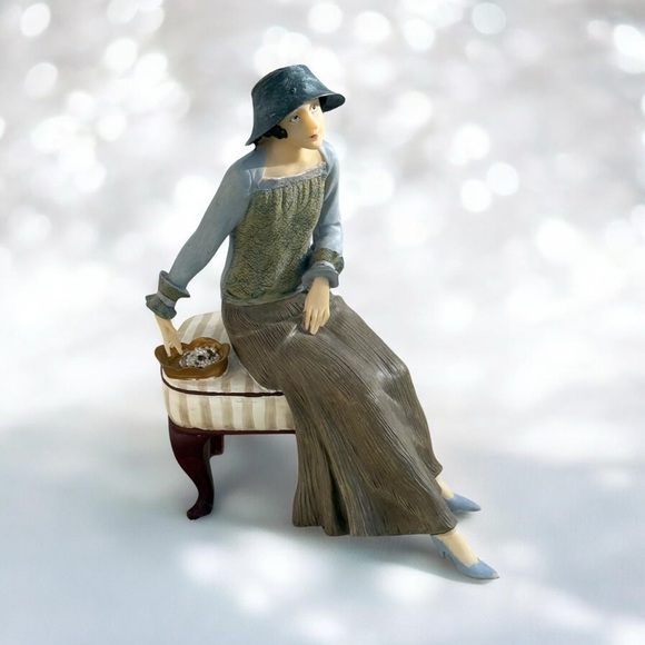 Elegant 1920s Lady Sitting Figurine in Blue and Tan in Resin EUC - Picture 3 of 12